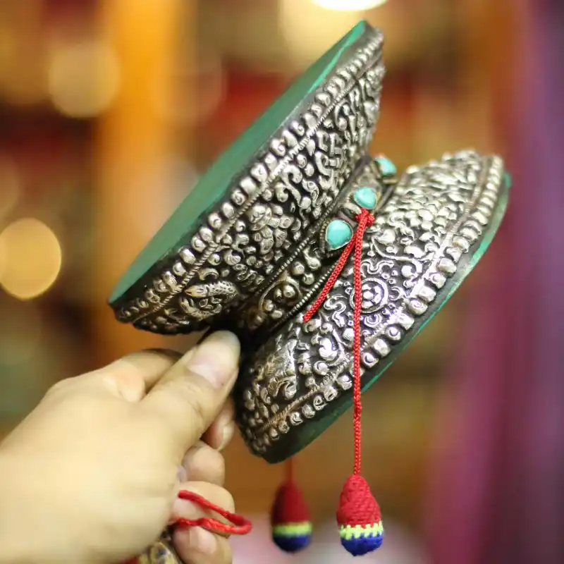 Damaru en argent pour le rituel du Chöd